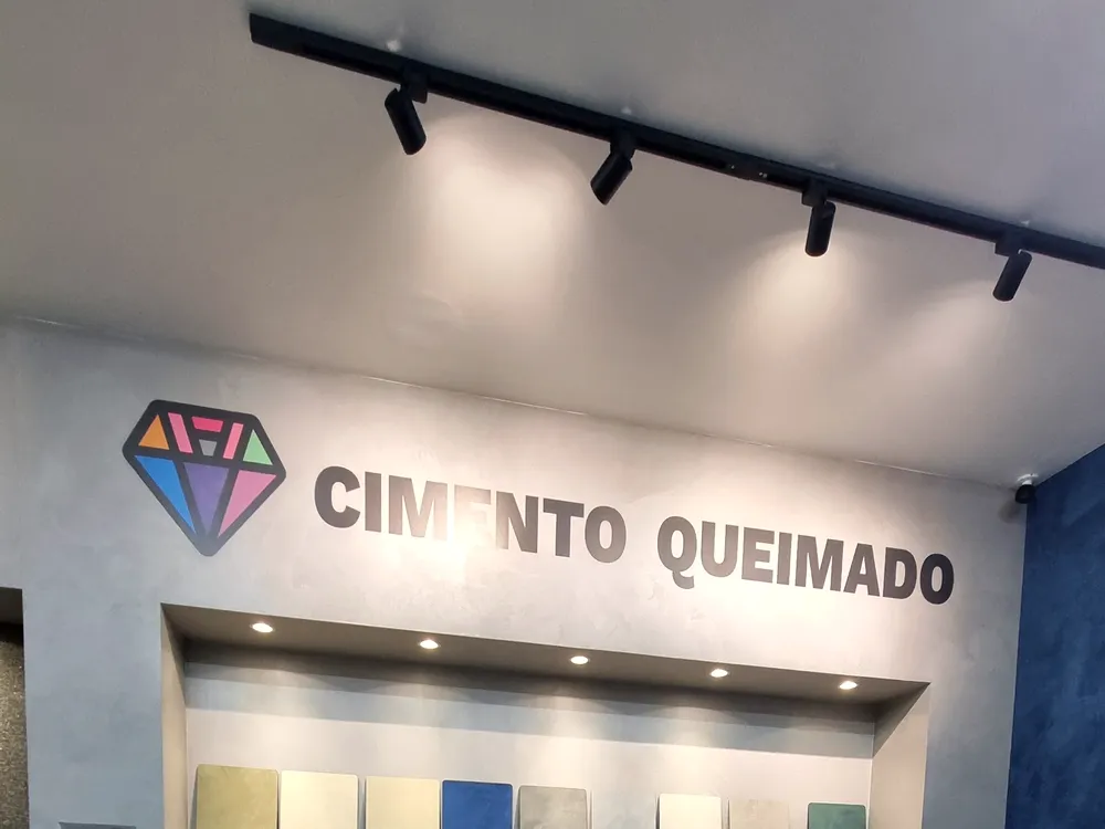 Tintas, rolos e pincéis organizados